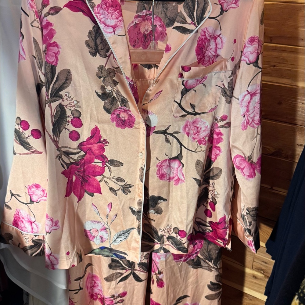 Victoria's Secret VALENTINE DAY Satin Pink and Cream Floral Pajama Set size S